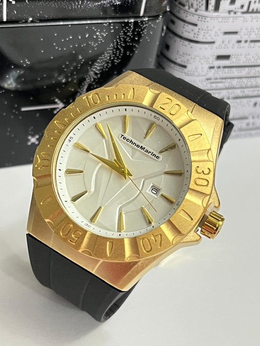 TechnoMarine Monogram Dorado Fondo Blanco
